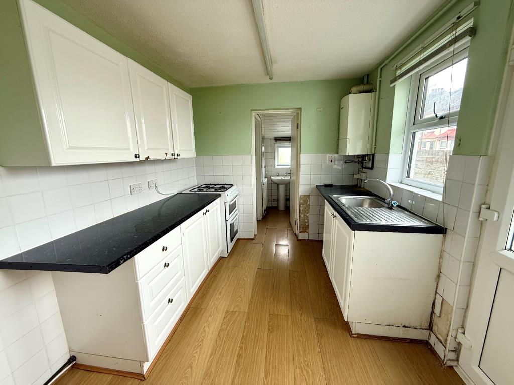 Lot: 174 - THREE-BEDROOM END-TERRACE FOR REFURISHMENT - Kitchen with access to garden